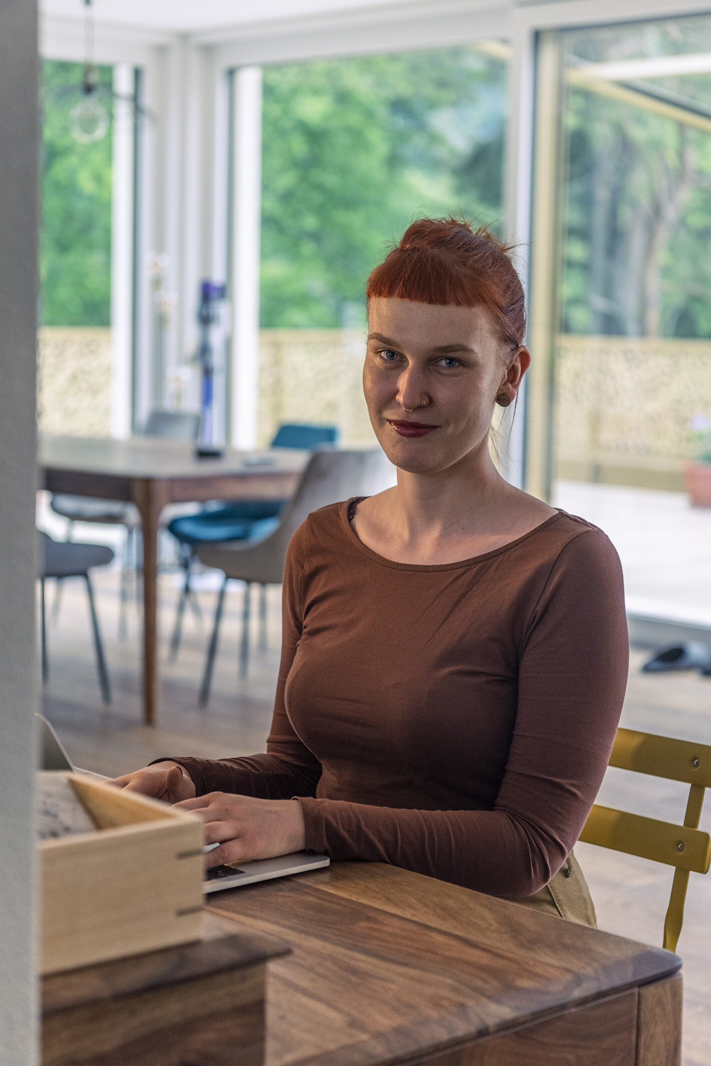 Arbeitet während ihrem Praktikum im Videoteam der Neuen Zürcher Zeitung (NZZ) an einem eigenen News-Video: Charlotte Linsener.