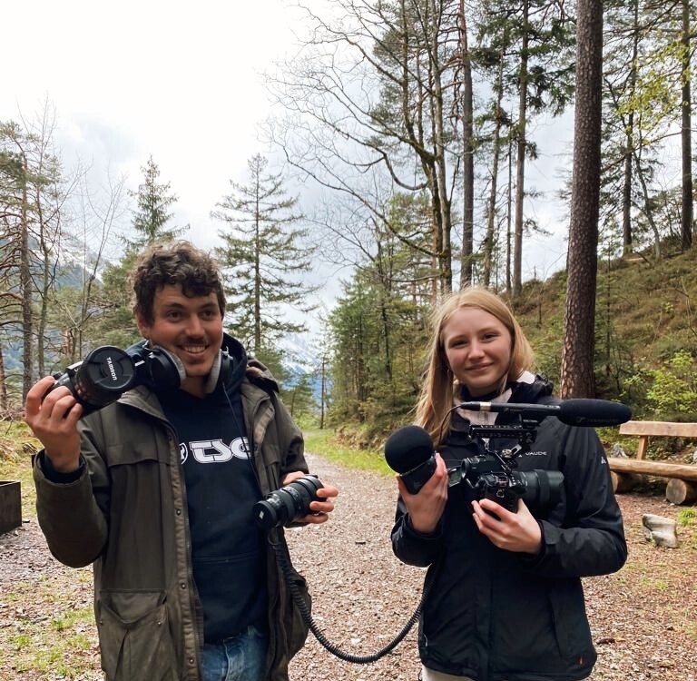 Lara Pretz gemeinsam mit Alumni Davide Arrizoli im Praktikum bei Farner.
