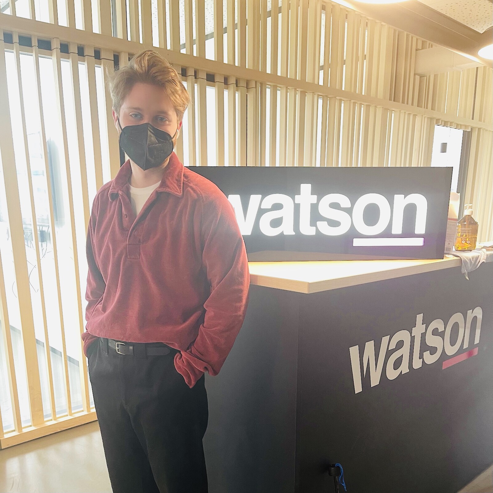 Elay Leuthold im Büro vom Newsportal watson News.