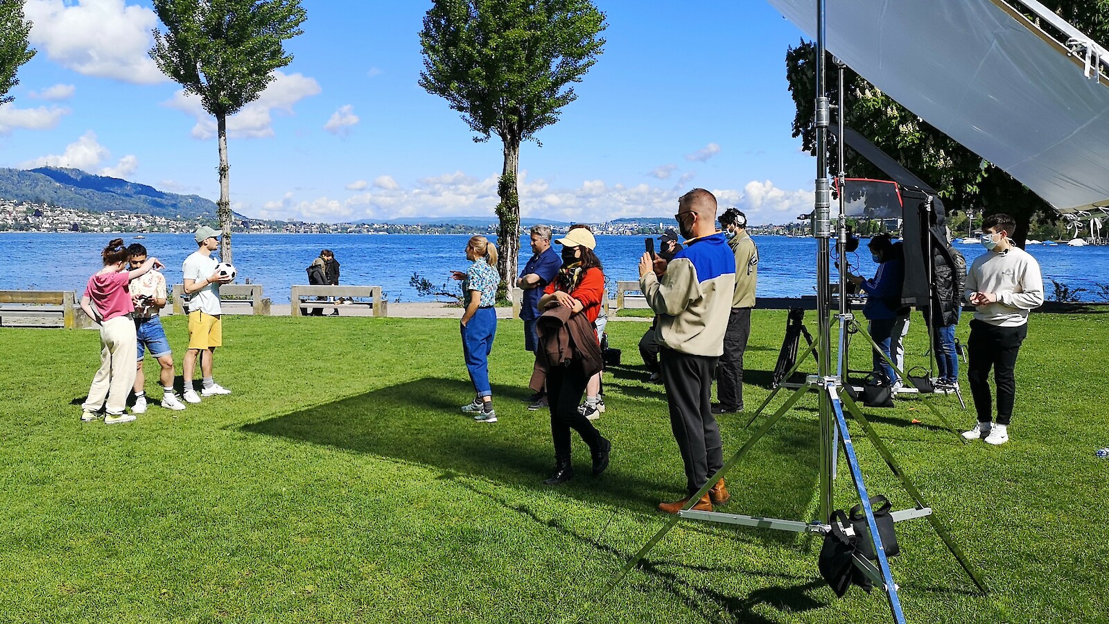 Florentin Erb (ganz rechts) erhielt Einblick in die Werbefilm-Produktion bei der Filmproduktionsfirma Stories in Zürich.