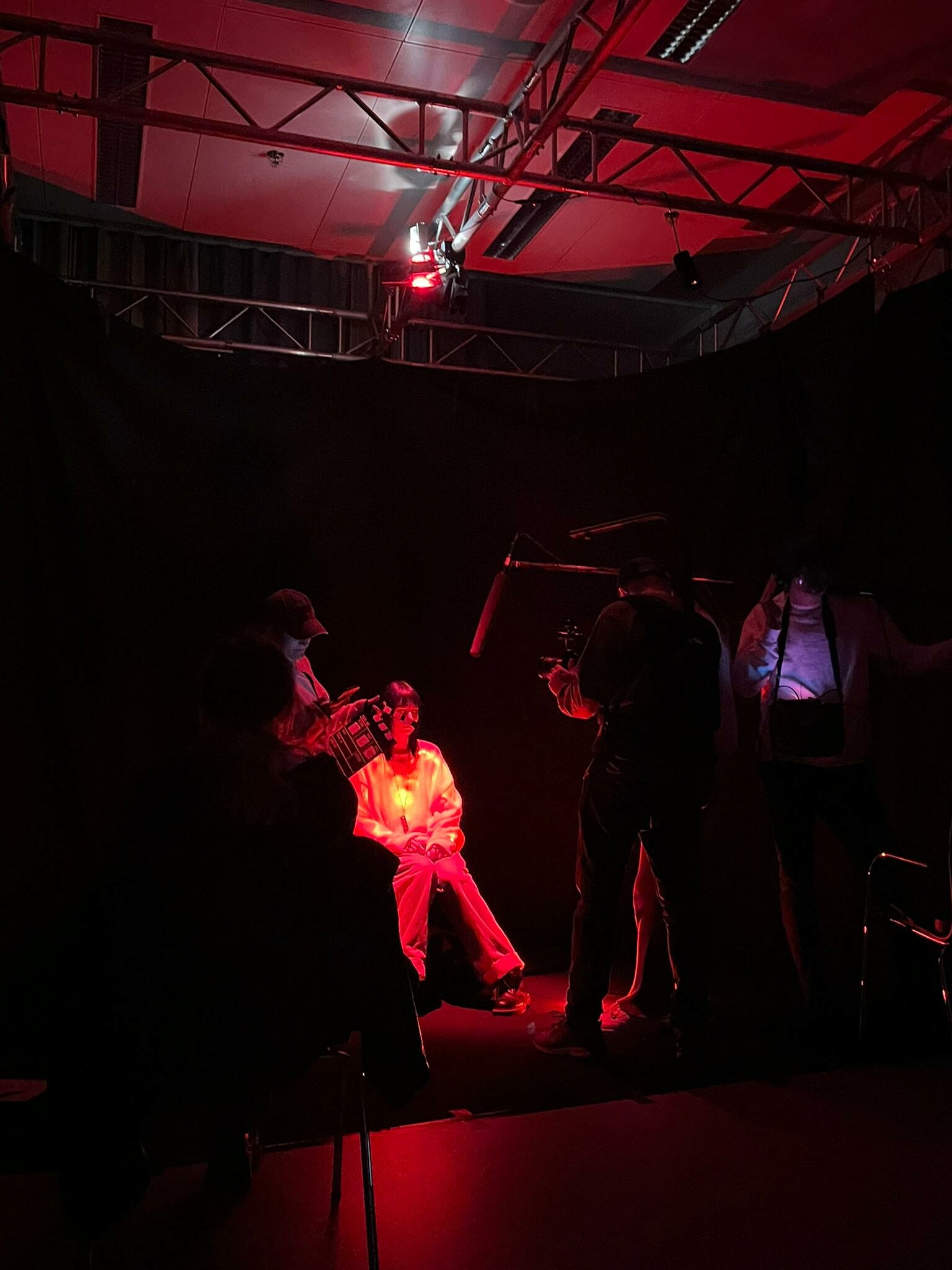 Studierende und Hauptdarstellerin Steffi Friis während den Dreharbeiten